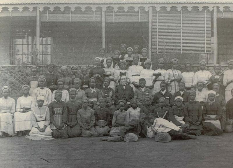 Missionar Behrens mit einer Schülergruppe (1888)